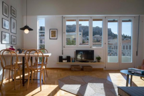 Auntie’s Home, Athen